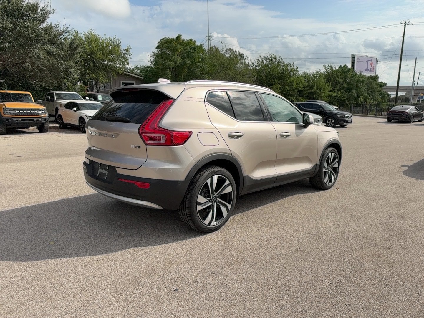 Certified 2024 Volvo XC40 B5 Plus AWD/4WD image 5