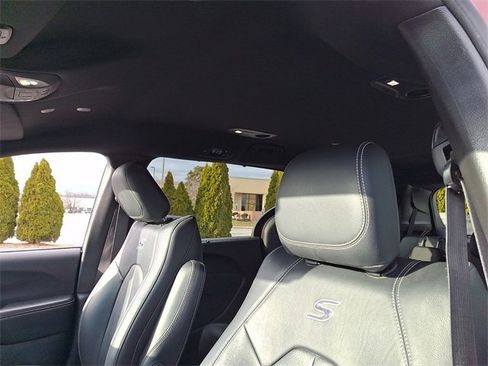 Used 2020 Chrysler Pacifica Touring-L image 14