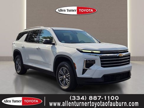 Used 2026 Chevrolet Traverse LT FWD image 1