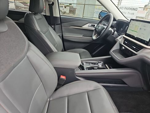 Used 2025 Ford Explorer Active w/ Active Comfort Package AWD/4WD image 10