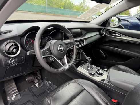 Used 2018 Alfa Romeo Stelvio AWD image 16