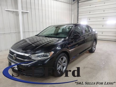 Used 2024 Volkswagen Jetta SE image 1