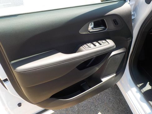 New 2025 Chrysler Pacifica Select image 20