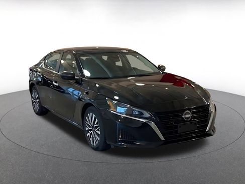 Used 2025 Nissan Altima 2.5 SV image 3