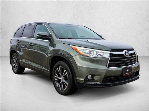 Used 2016 Toyota Highlander XLE image 3