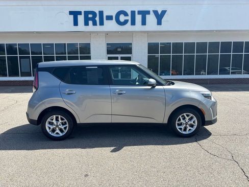 Used 2024 Kia Soul LX w/ Option Group 015 FWD image 7