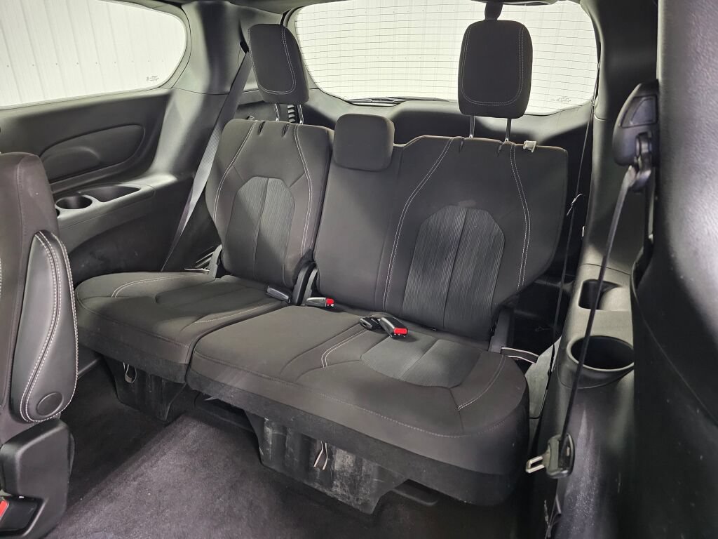 Used 2023 Chrysler Pacifica Touring FWD image 13