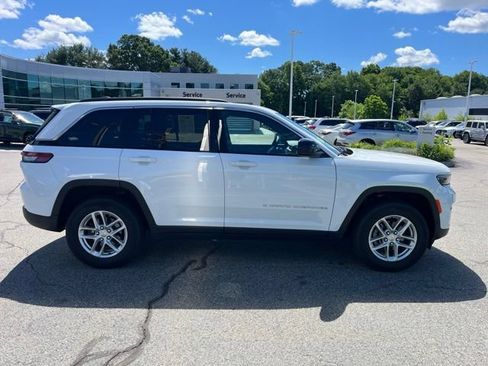 Used 2024 Jeep Grand Cherokee Laredo X AWD/4WD image 2