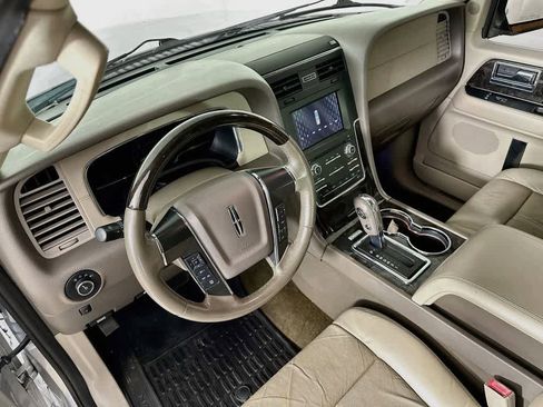 Used 2016 Lincoln Navigator Select RWD image 2