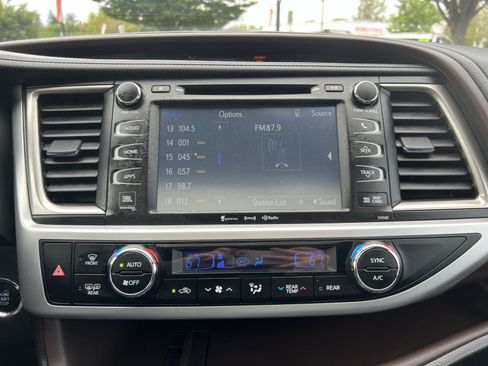 Used 2016 Toyota Highlander Limited AWD/4WD image 18