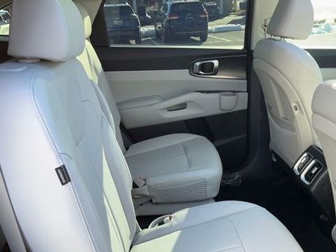 Certified 2025 Kia Sorento EX w/ EX Panoramic Sunroof Package image 36