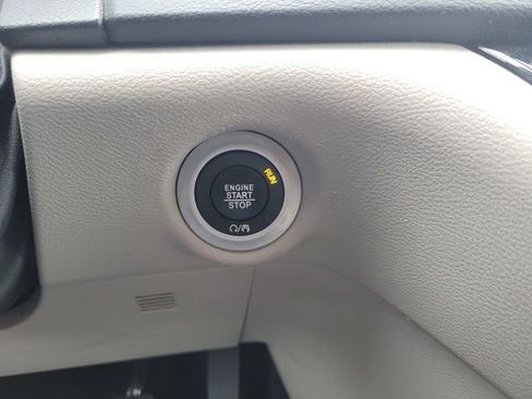 Used 2023 Chrysler Pacifica Touring-L image 5