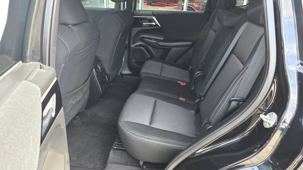Used 2023 Mitsubishi Outlander ES FWD image 17