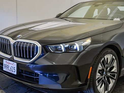 Used 2025 BMW 530i w/ Premium Package image 9