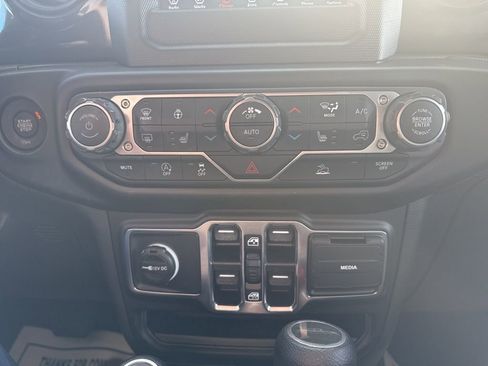 Used 2022 Jeep Gladiator Sport image 15