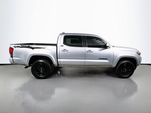 Used 2022 Toyota Tacoma SR5 w/ Technology Package image 3