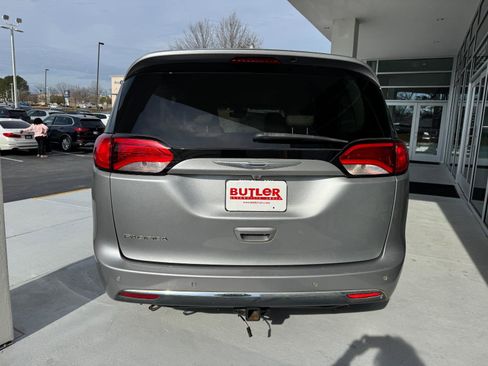 Used 2017 Chrysler Pacifica Touring-L Plus w/ Advanced Safetytec Group image 4