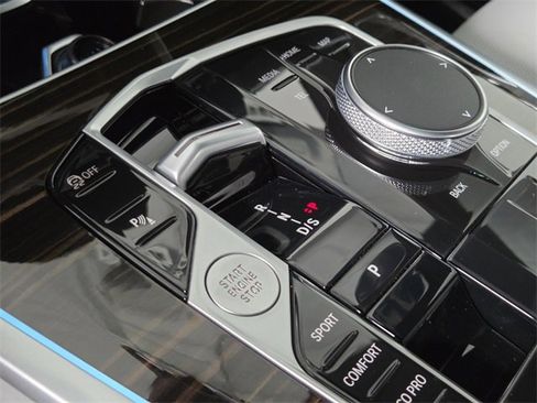 Used 2025 BMW X7 xDrive40i w/ Climate Comfort Package image 13