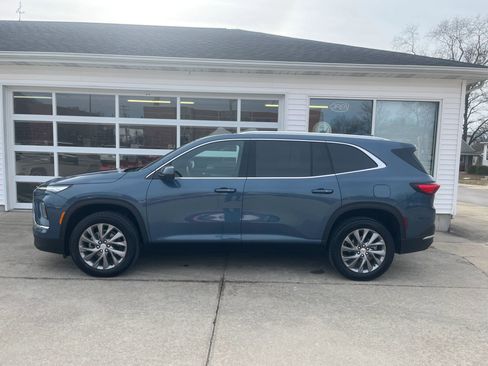 Used 2025 Buick Enclave Preferred image 2