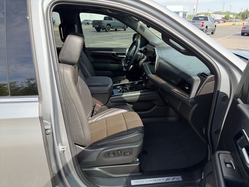 Used 2025 Chevrolet Tahoe High Country AWD/4WD image 17