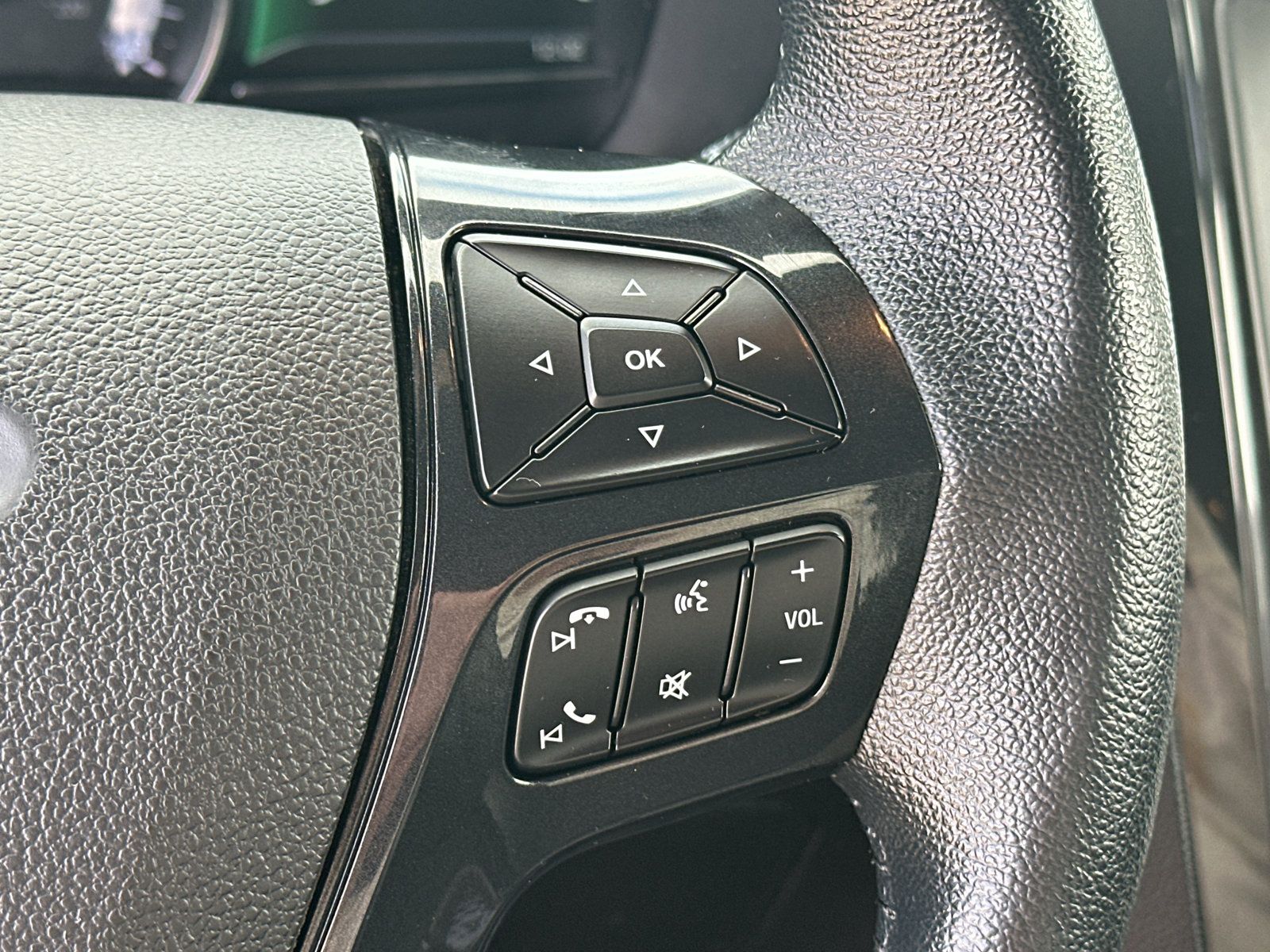 Used 2018 Ford Explorer XLT w/ Equipment Group 202A AWD/4WD image 18