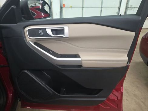 Used 2023 Ford Explorer XLT w/ Equipment Group 202A image 6