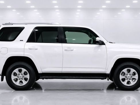 Used 2017 Toyota 4Runner SR5 AWD/4WD image 6