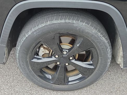 Used 2017 Jeep Cherokee Sport FWD image 3