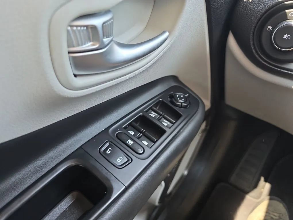 Used 2018 Jeep Renegade Limited w/ UConnect 8.4 Nav Group FWD image 25