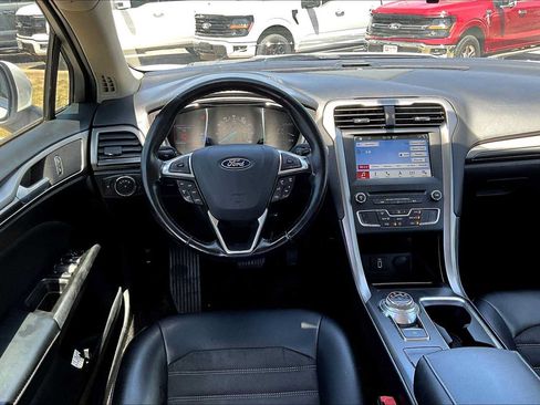 Used 2017 Ford Fusion SE w/ Equipment Group 201A FWD image 6
