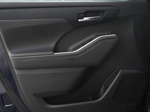 Used 2022 Toyota Highlander XLE image 21