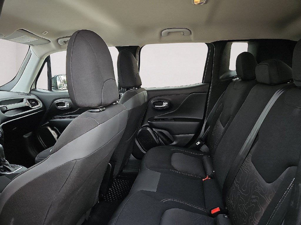 Used 2023 Jeep Renegade Latitude AWD/4WD image 18