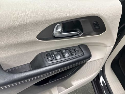 Used 2022 Chrysler Pacifica Touring-L FWD image 15