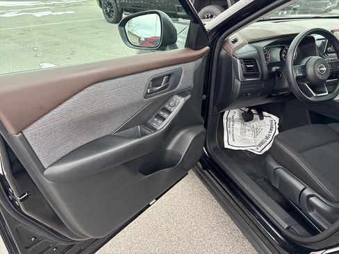 Used 2023 Nissan Rogue S image 17