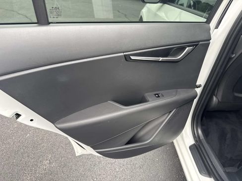 Used 2025 Kia Niro LX FWD image 16