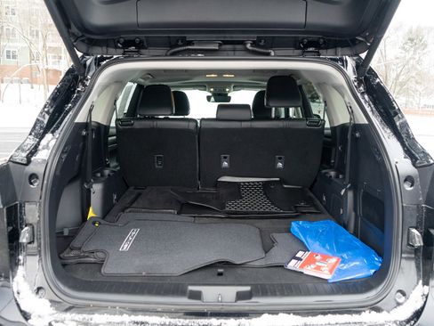 Used 2025 Toyota Highlander XLE image 9