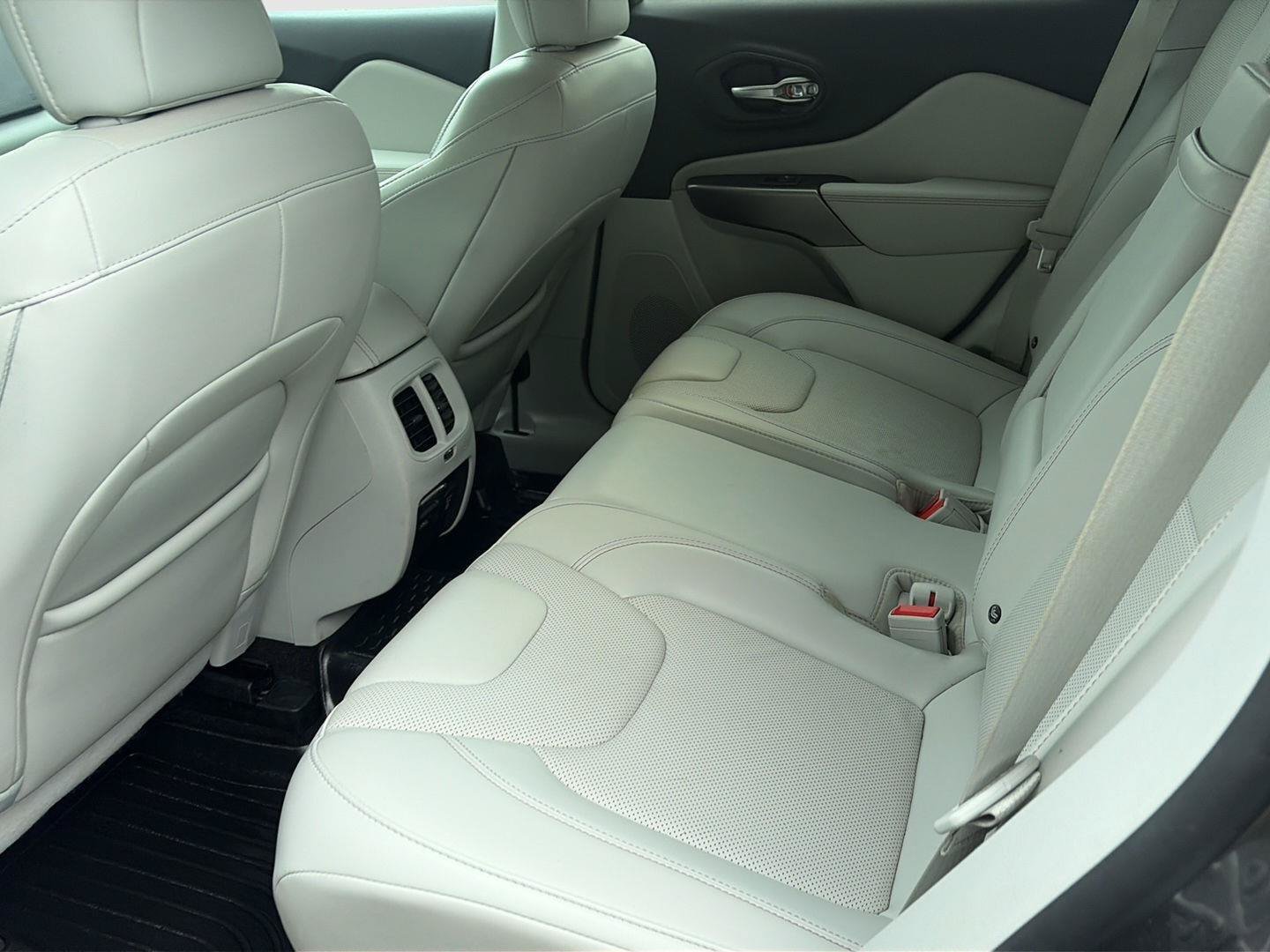 Used 2019 Jeep Cherokee Limited AWD/4WD image 34