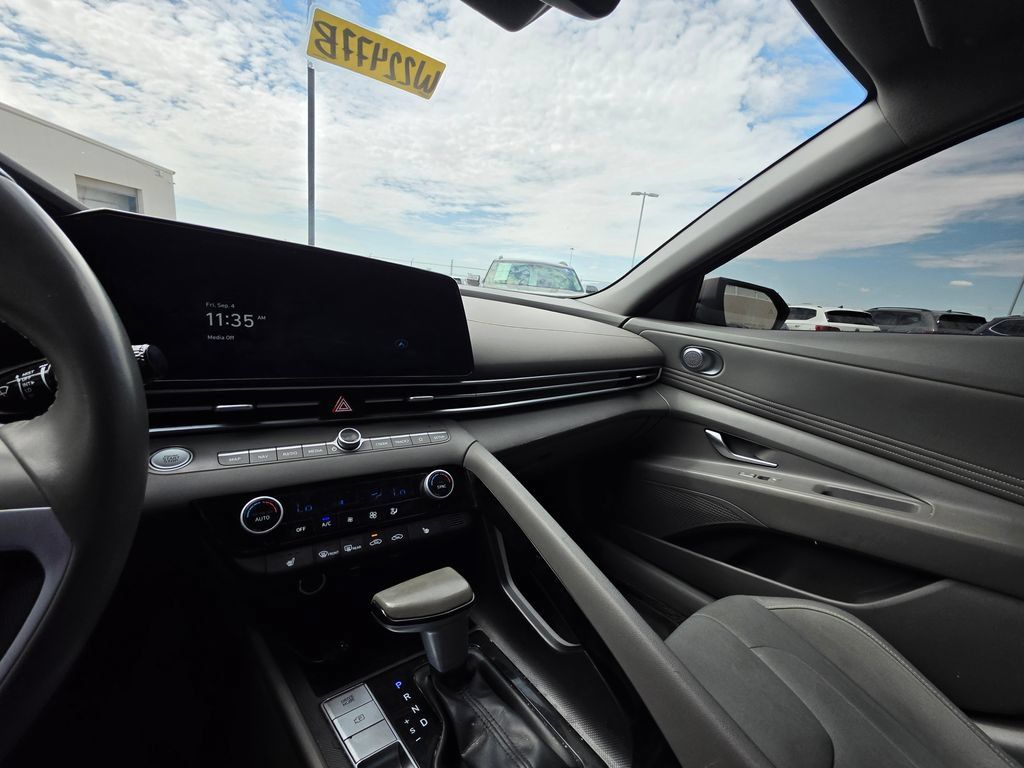 Used 2023 Hyundai Elantra SEL w/ Convenience Package FWD image 13