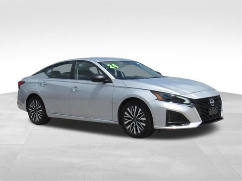 Used 2024 Nissan Altima 2.5 SV FWD image 3