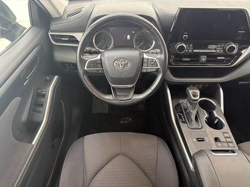 Used 2025 Toyota Highlander LE FWD image 16