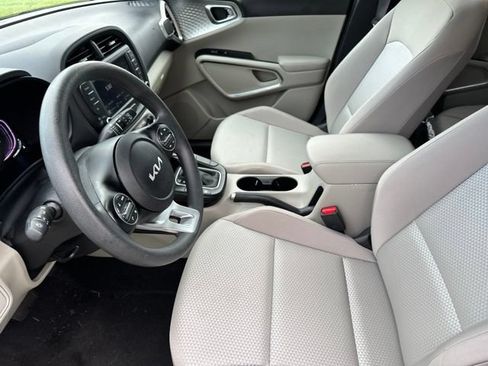 Certified 2025 Kia Soul LX w/ LX Technology Package FWD image 7