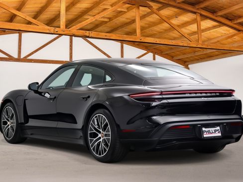 Used 2022 Porsche Taycan RWD image 3