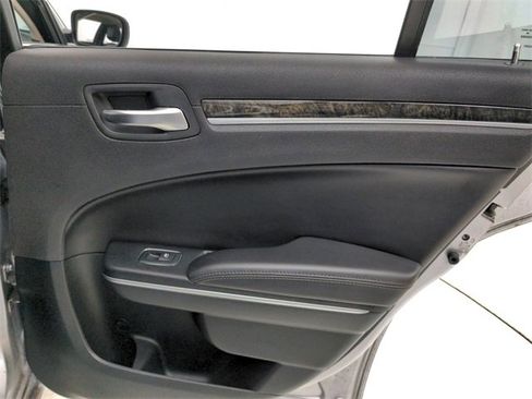 Used 2018 Chrysler 300 Limited image 41