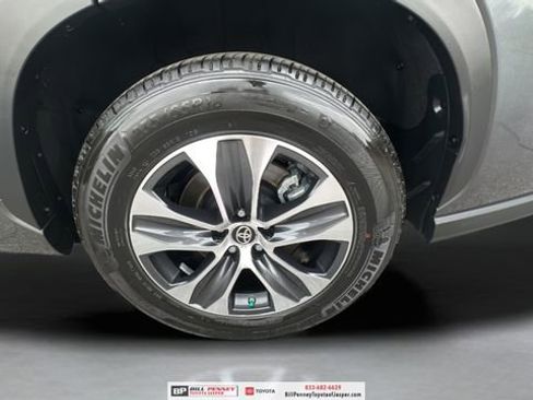 Used 2025 Toyota Highlander XLE image 19