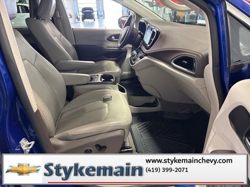 Used 2021 Chrysler Pacifica Touring-L w/ Uconnect Theater Family Group image 21