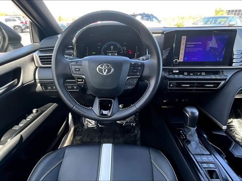 Used 2025 Toyota Camry SE image 5