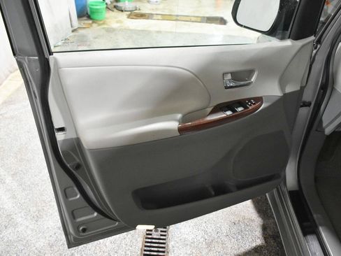 Used 2012 Toyota Sienna XLE FWD image 33