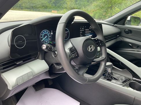 Used 2025 Hyundai Elantra Limited FWD image 9