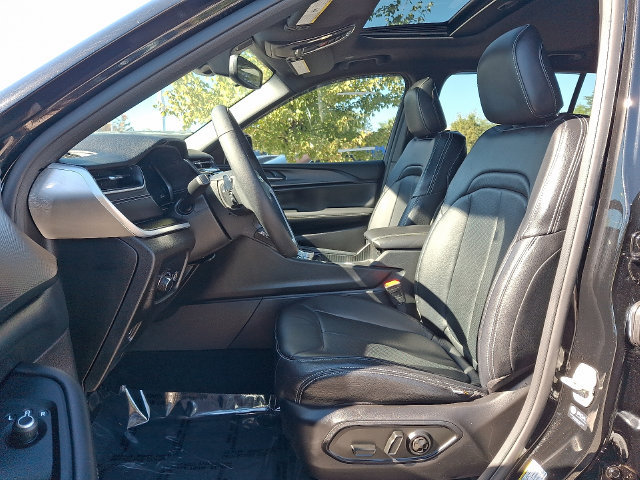 Used 2024 Jeep Grand Cherokee L Altitude AWD/4WD image 13