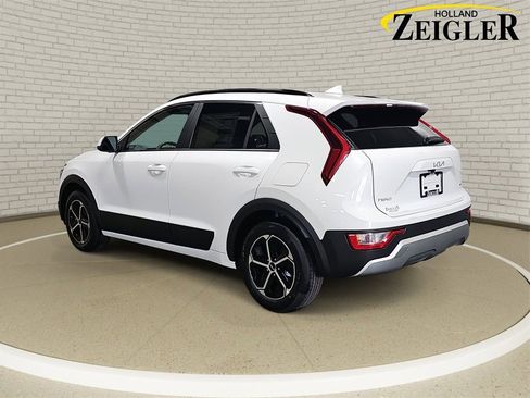 Used 2024 Kia Niro LX image 7
